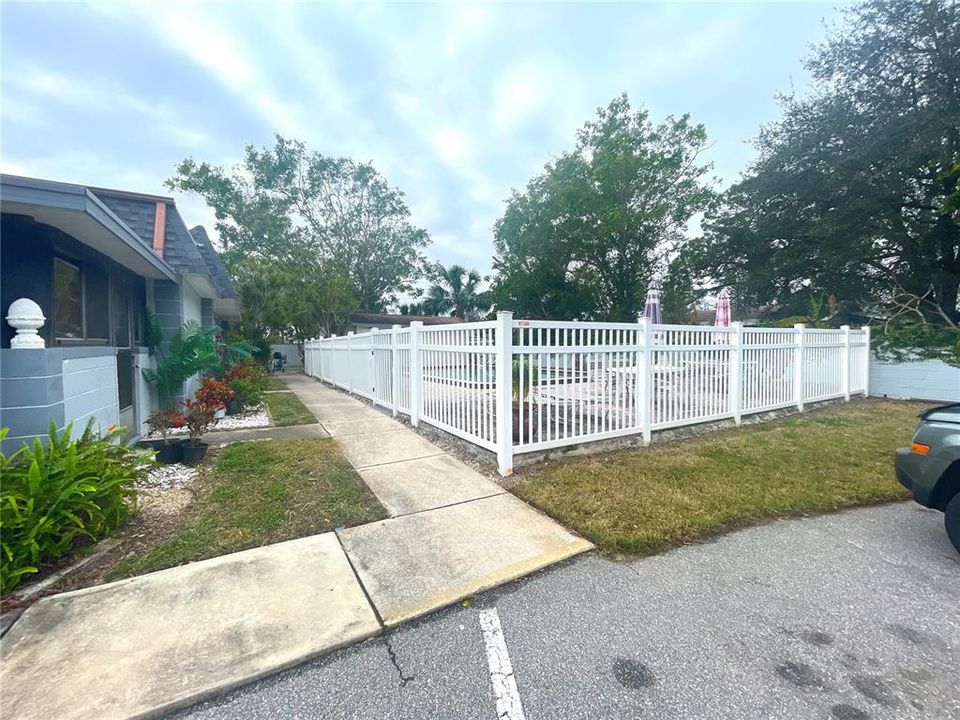 合同活跃: $1,800 (2 贝兹, 2 浴室, 975 平方英尺)