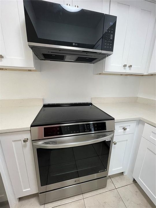 合同活跃: $1,800 (2 贝兹, 2 浴室, 975 平方英尺)