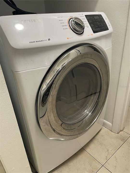 合同活跃: $1,800 (2 贝兹, 2 浴室, 975 平方英尺)