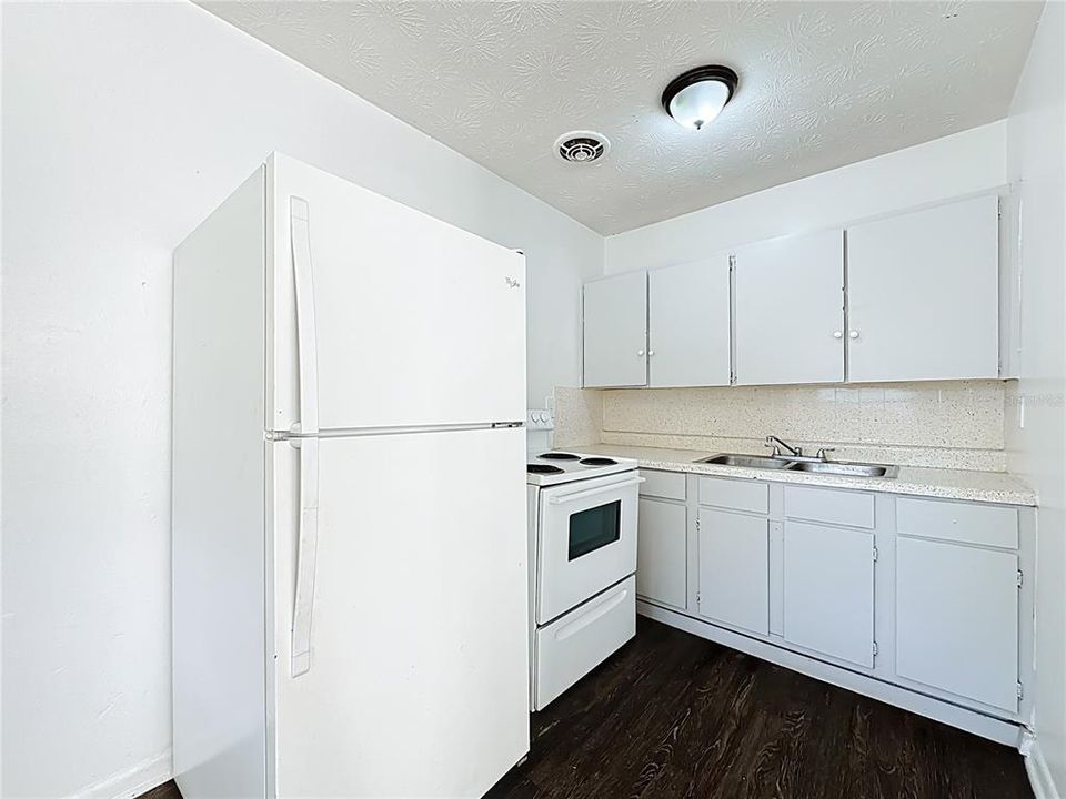 待售: $89,900 (2 贝兹, 1 浴室, 716 平方英尺)