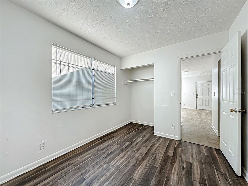 待售: $89,900 (2 贝兹, 1 浴室, 716 平方英尺)