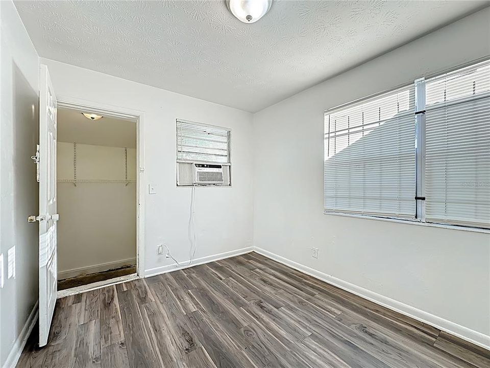 待售: $89,900 (2 贝兹, 1 浴室, 716 平方英尺)