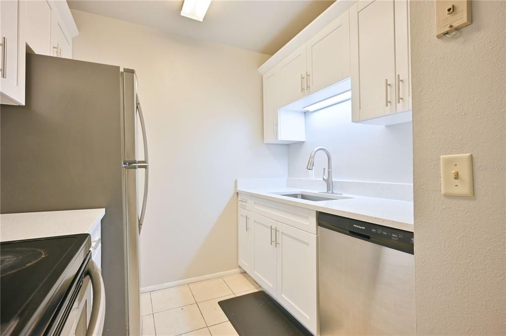 Под контрактом: $1,500 (2 спален, 2 ванн, 912 Квадратных фут)