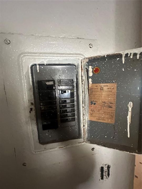 For Sale: $179,600 (2 beds, 1 baths, 672 Square Feet)