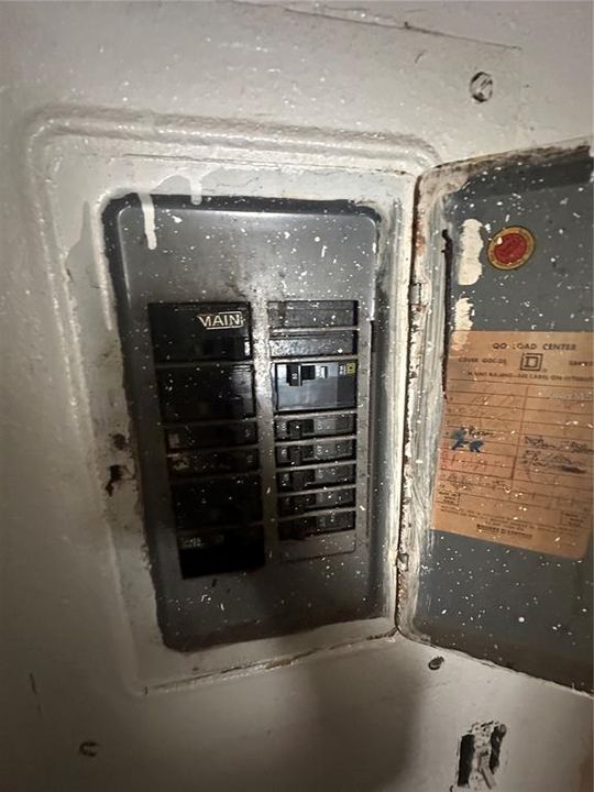 For Sale: $179,600 (2 beds, 1 baths, 672 Square Feet)