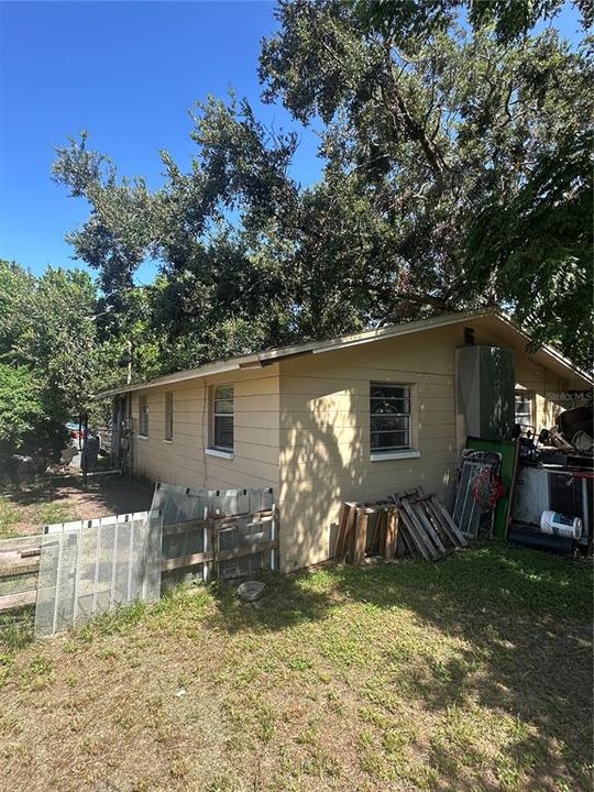 For Sale: $179,600 (2 beds, 1 baths, 672 Square Feet)