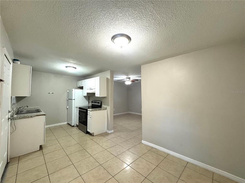 合同活跃: $295,000 (3 贝兹, 0 浴室, 1716 平方英尺)