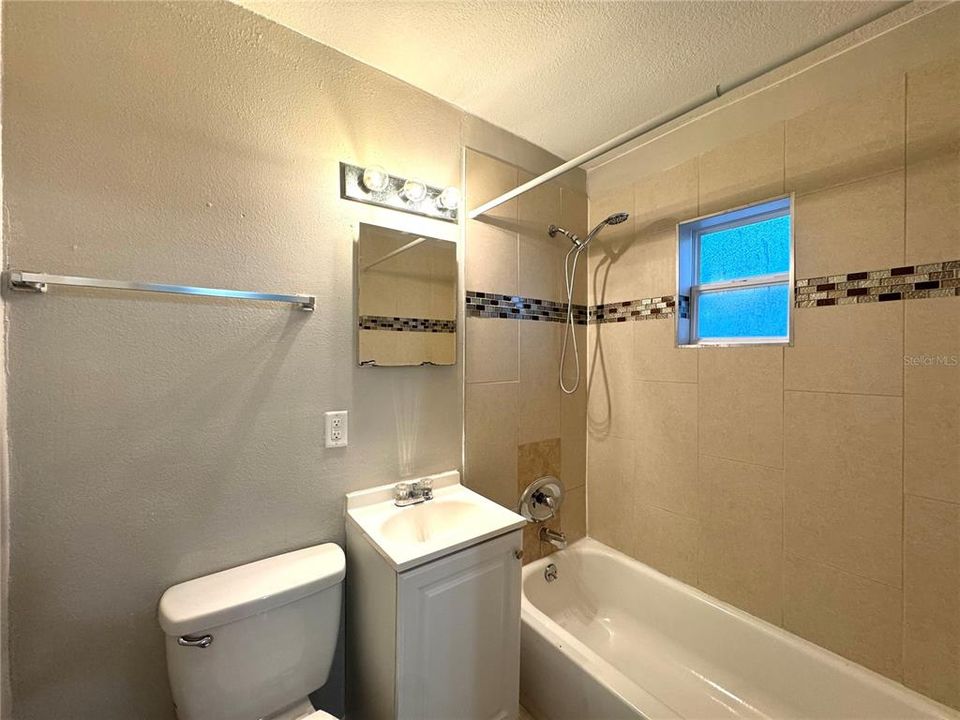 合同活跃: $295,000 (3 贝兹, 0 浴室, 1716 平方英尺)