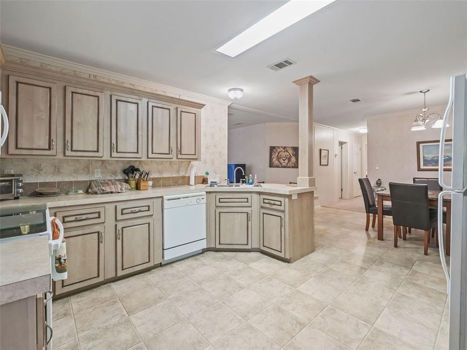 合同活跃: $290,000 (2 贝兹, 2 浴室, 1296 平方英尺)