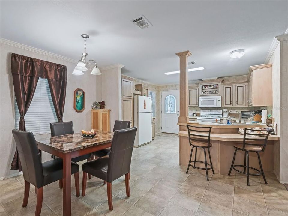 合同活跃: $290,000 (2 贝兹, 2 浴室, 1296 平方英尺)