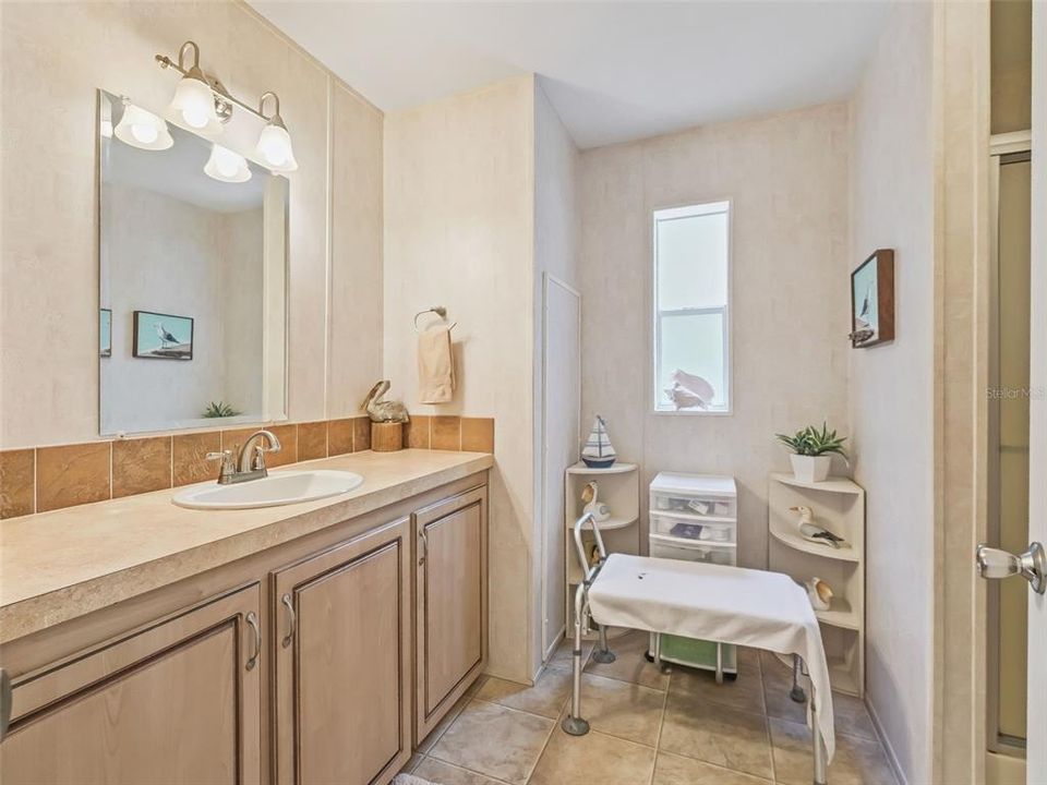 合同活跃: $290,000 (2 贝兹, 2 浴室, 1296 平方英尺)