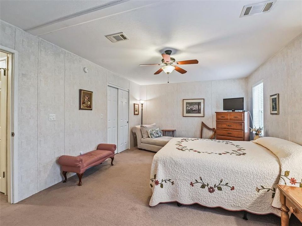 合同活跃: $290,000 (2 贝兹, 2 浴室, 1296 平方英尺)