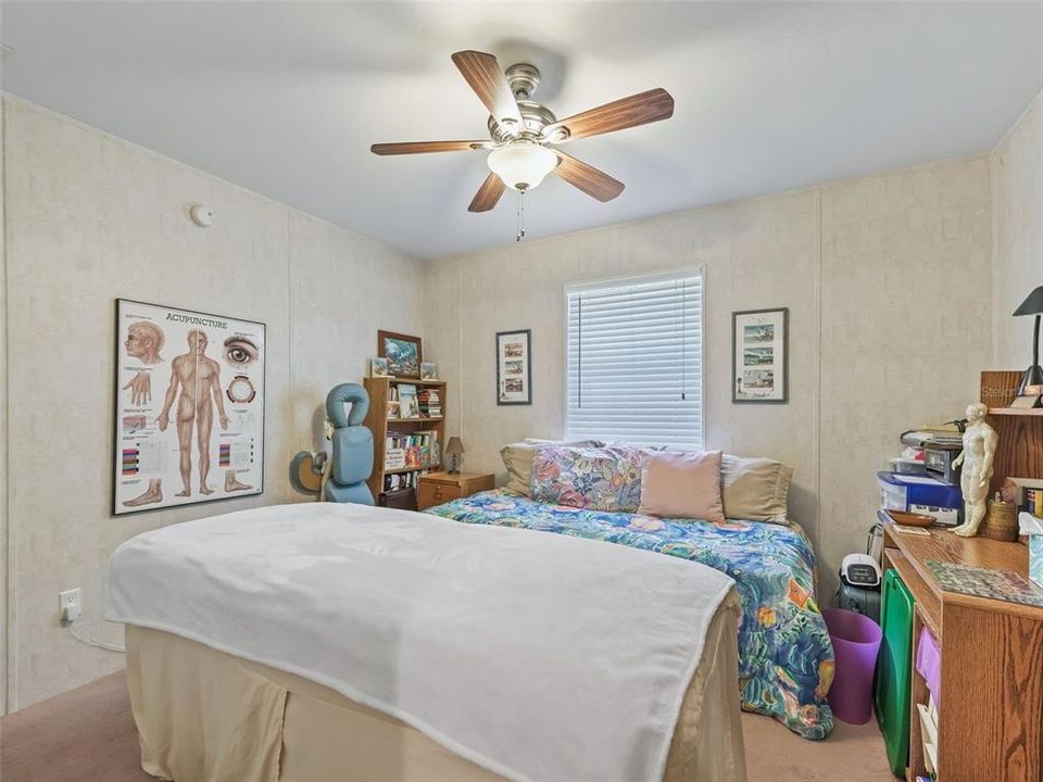 合同活跃: $290,000 (2 贝兹, 2 浴室, 1296 平方英尺)