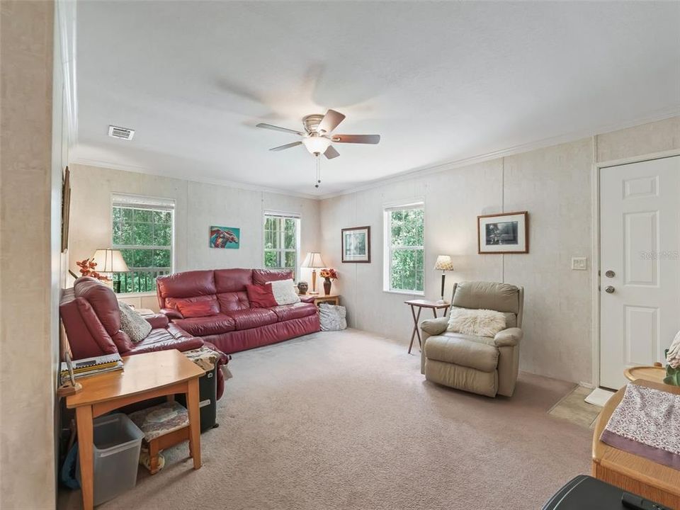 合同活跃: $290,000 (2 贝兹, 2 浴室, 1296 平方英尺)