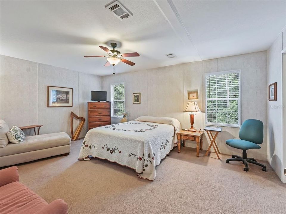 合同活跃: $290,000 (2 贝兹, 2 浴室, 1296 平方英尺)