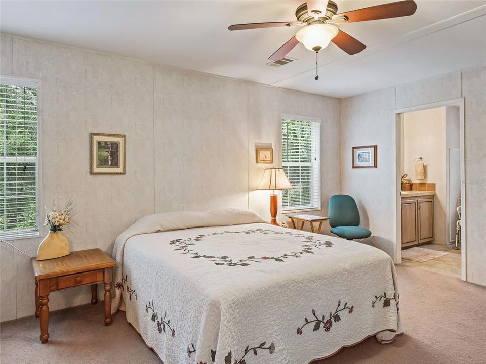 合同活跃: $290,000 (2 贝兹, 2 浴室, 1296 平方英尺)