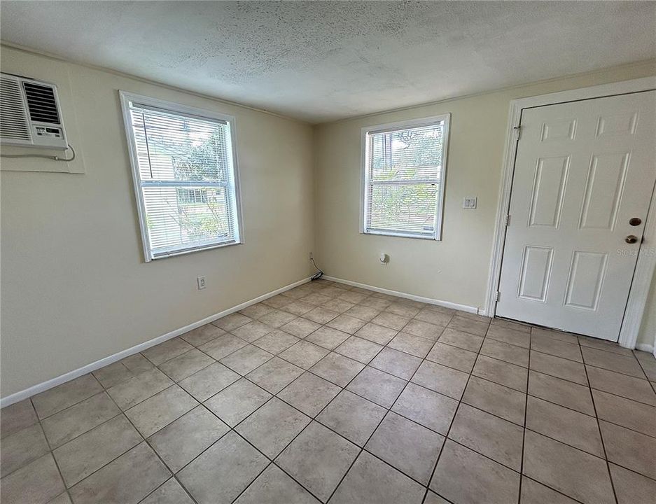 For Rent: $1,200 (1 beds, 1 baths, 650 Square Feet)