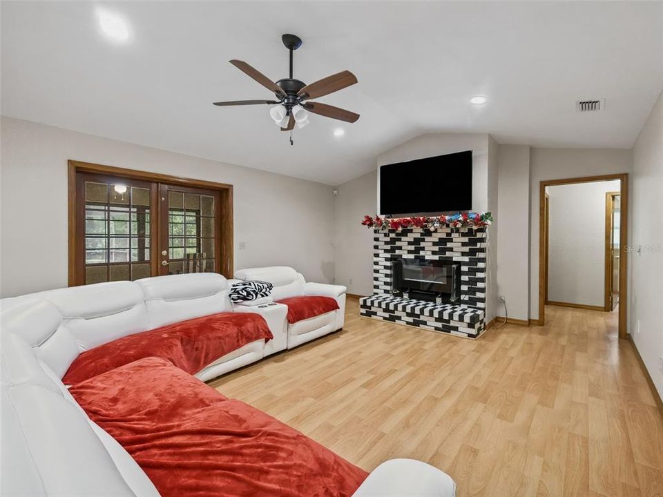 En Venta: $598,700 (3 camas, 2 baños, 2087 Pies cuadrados)