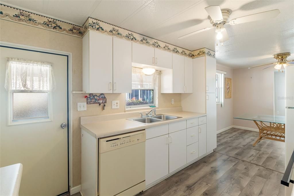 待售: $110,000 (2 贝兹, 2 浴室, 1120 平方英尺)