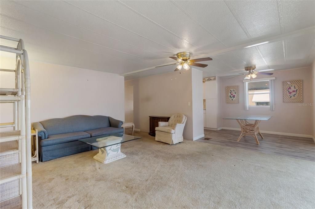 待售: $110,000 (2 贝兹, 2 浴室, 1120 平方英尺)