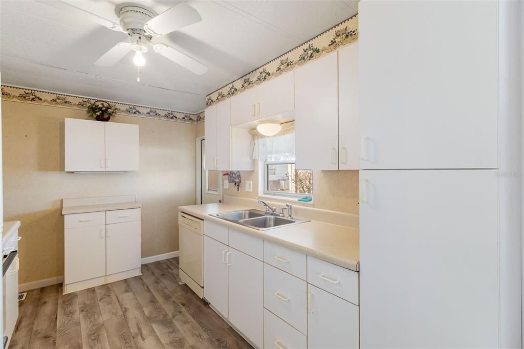 待售: $110,000 (2 贝兹, 2 浴室, 1120 平方英尺)