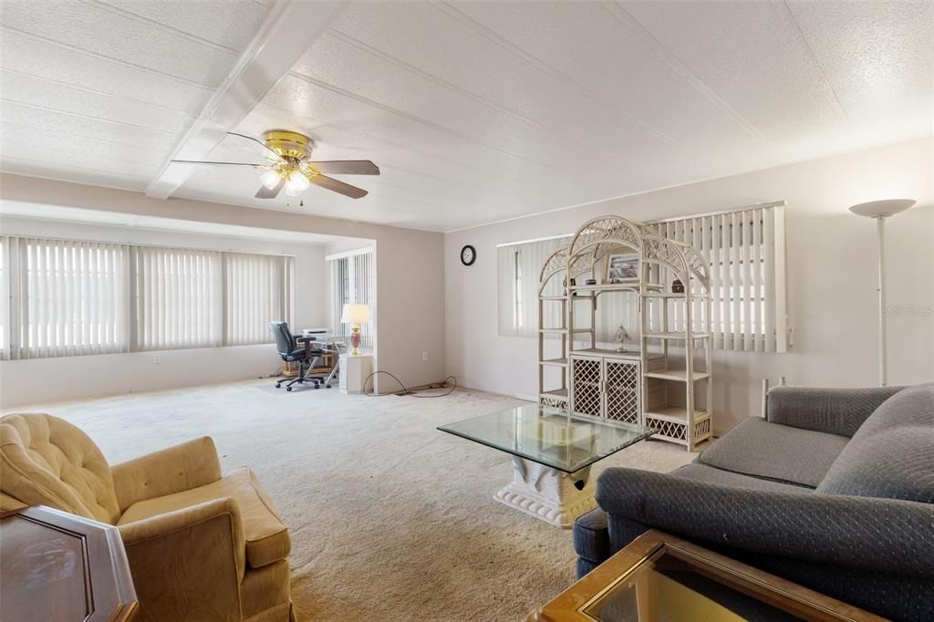 待售: $110,000 (2 贝兹, 2 浴室, 1120 平方英尺)