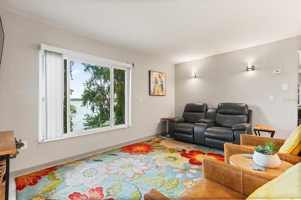 For Sale: $170,000 (1 beds, 1 baths, 781 Square Feet)