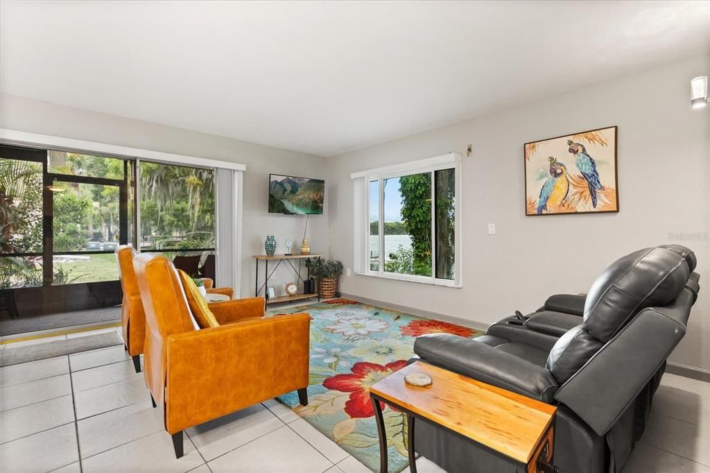 For Sale: $170,000 (1 beds, 1 baths, 781 Square Feet)