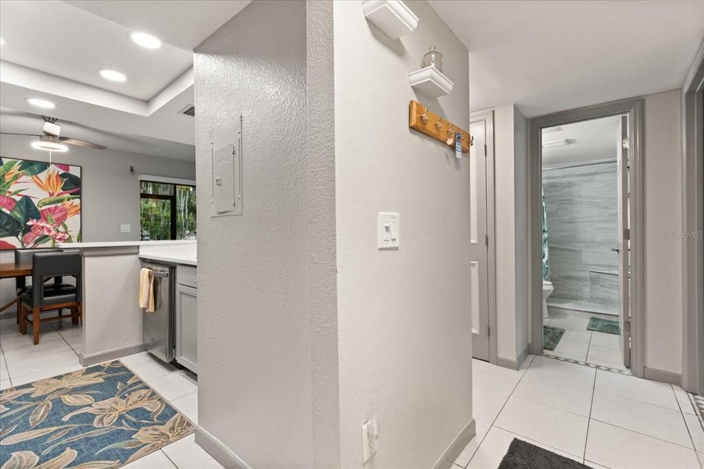 For Sale: $170,000 (1 beds, 1 baths, 781 Square Feet)