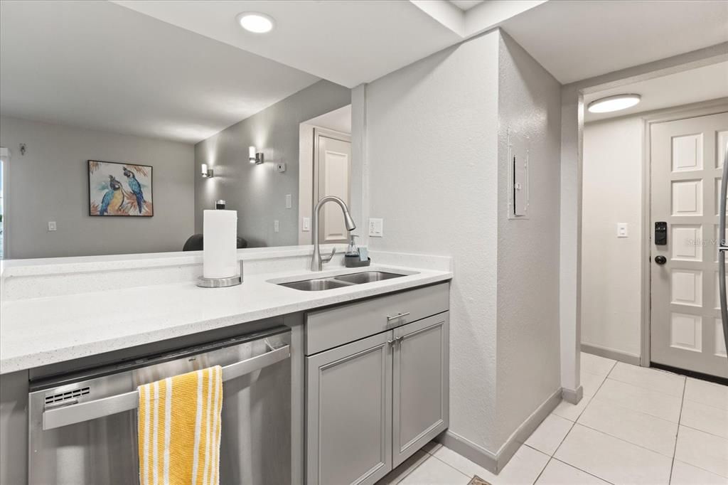 For Sale: $170,000 (1 beds, 1 baths, 781 Square Feet)