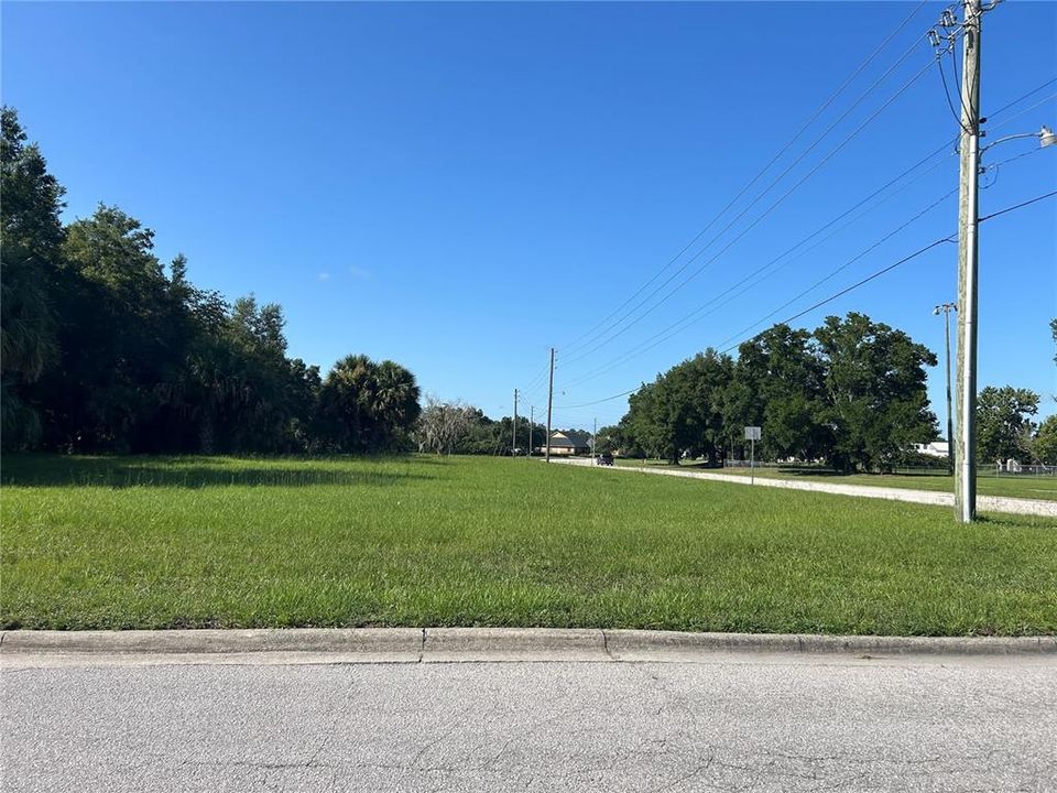 На продажу: $950,000 (2.96 acres)