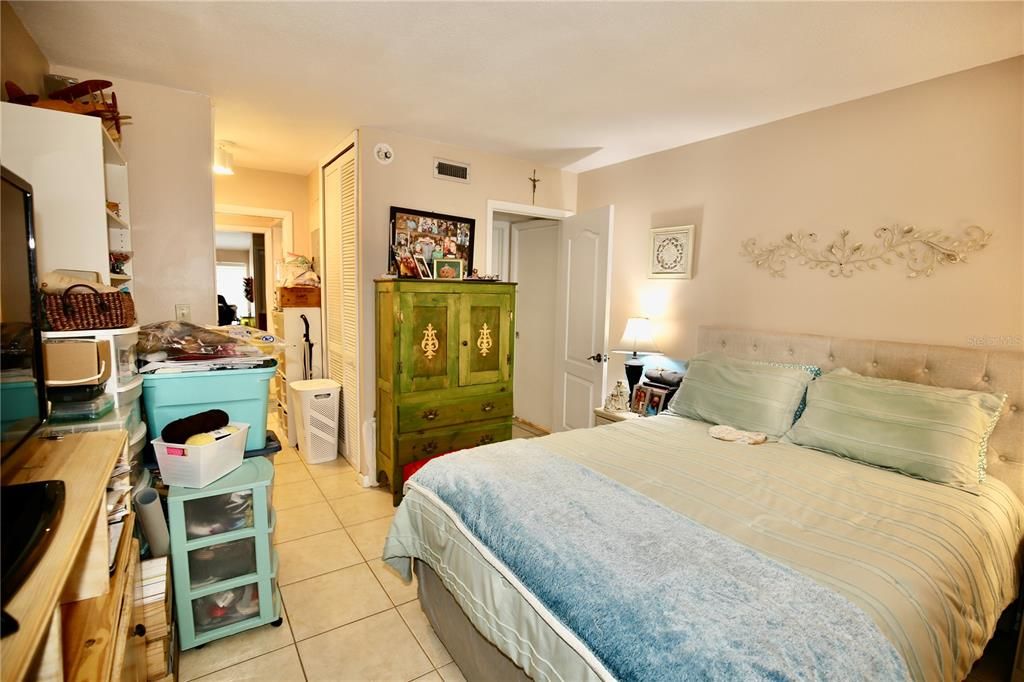 待售: $190,000 (2 贝兹, 1 浴室, 885 平方英尺)