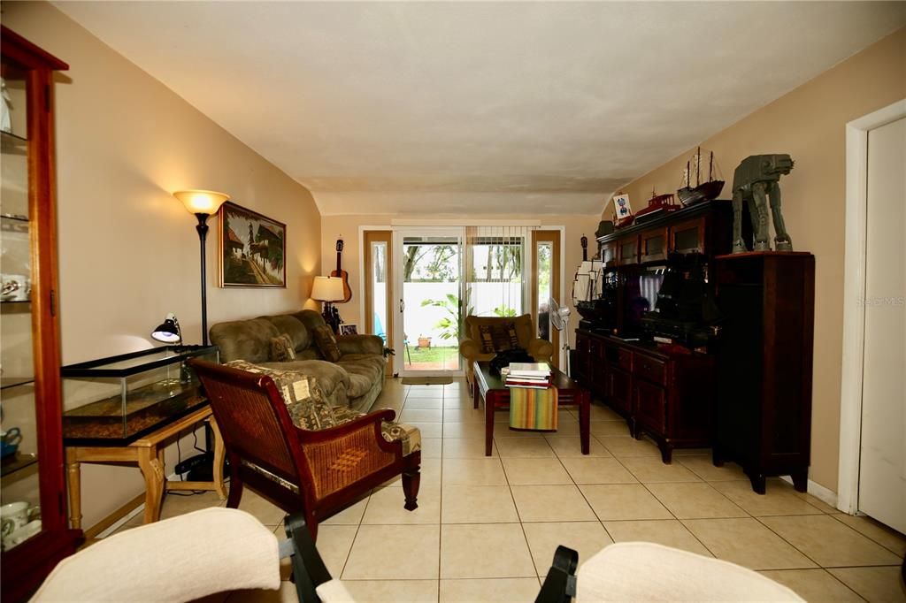 待售: $190,000 (2 贝兹, 1 浴室, 885 平方英尺)