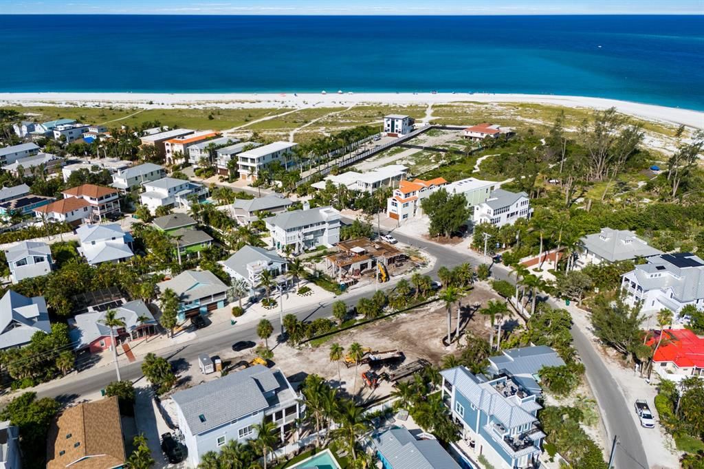 На продажу: $999,000 (0.11 acres)