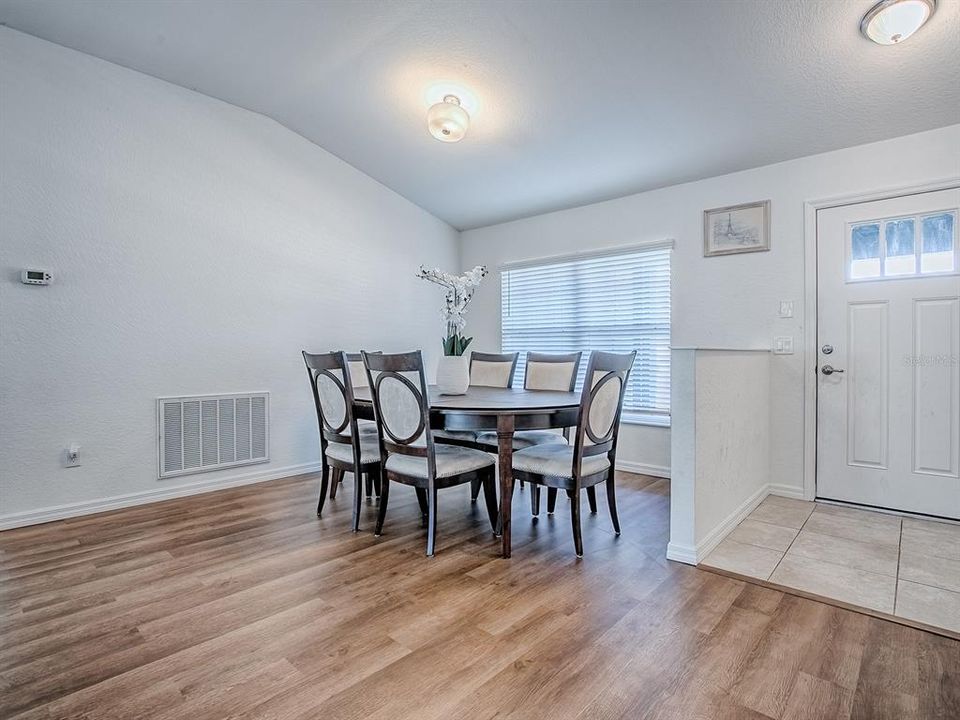 Activo con contrato: $299,900 (3 camas, 2 baños, 1856 Pies cuadrados)