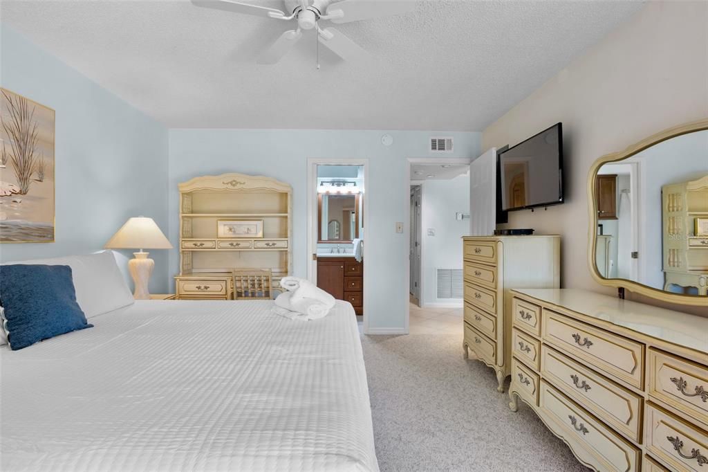 For Sale: $620,000 (2 beds, 2 baths, 1066 Square Feet)