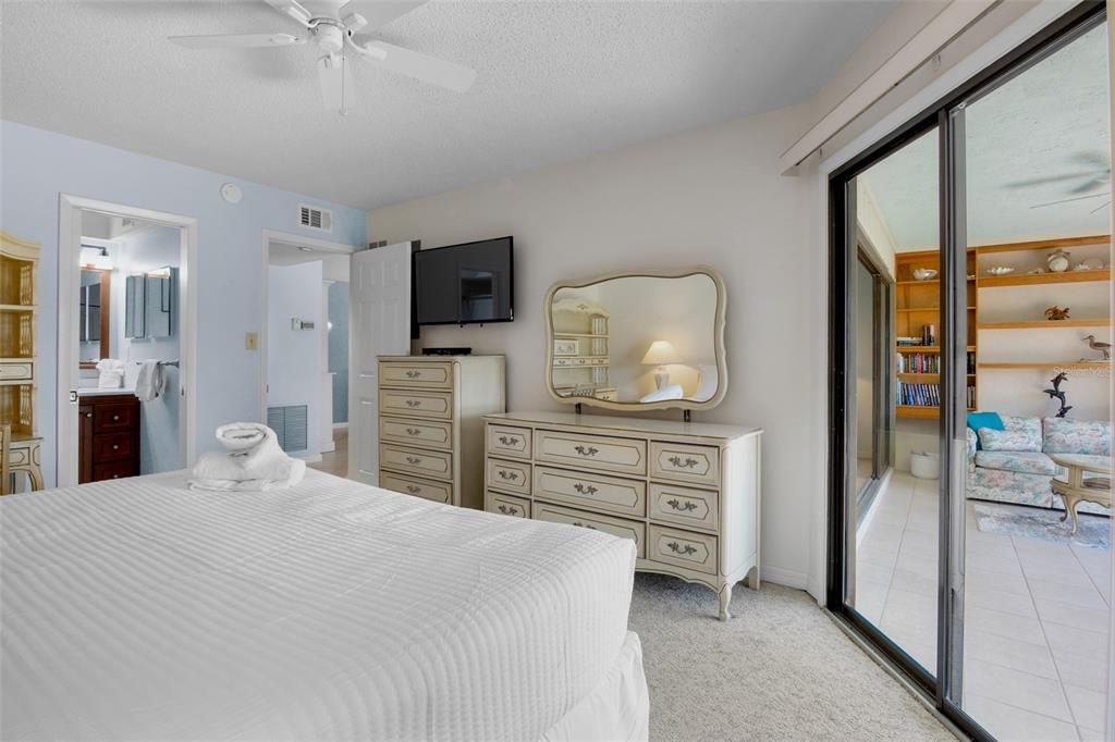 For Sale: $620,000 (2 beds, 2 baths, 1066 Square Feet)