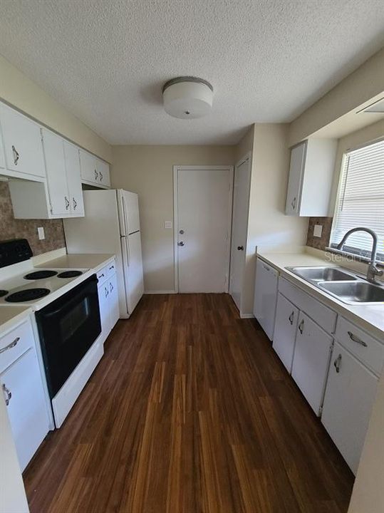 Под контрактом: $195,000 (2 спален, 2 ванн, 1128 Квадратных фут)