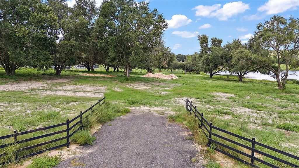 En Venta: $425,000 (5.70 acres)