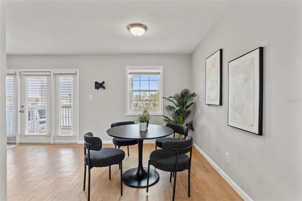 Active With Contract: $1,650 (1 beds, 1 baths, 561 Square Feet)