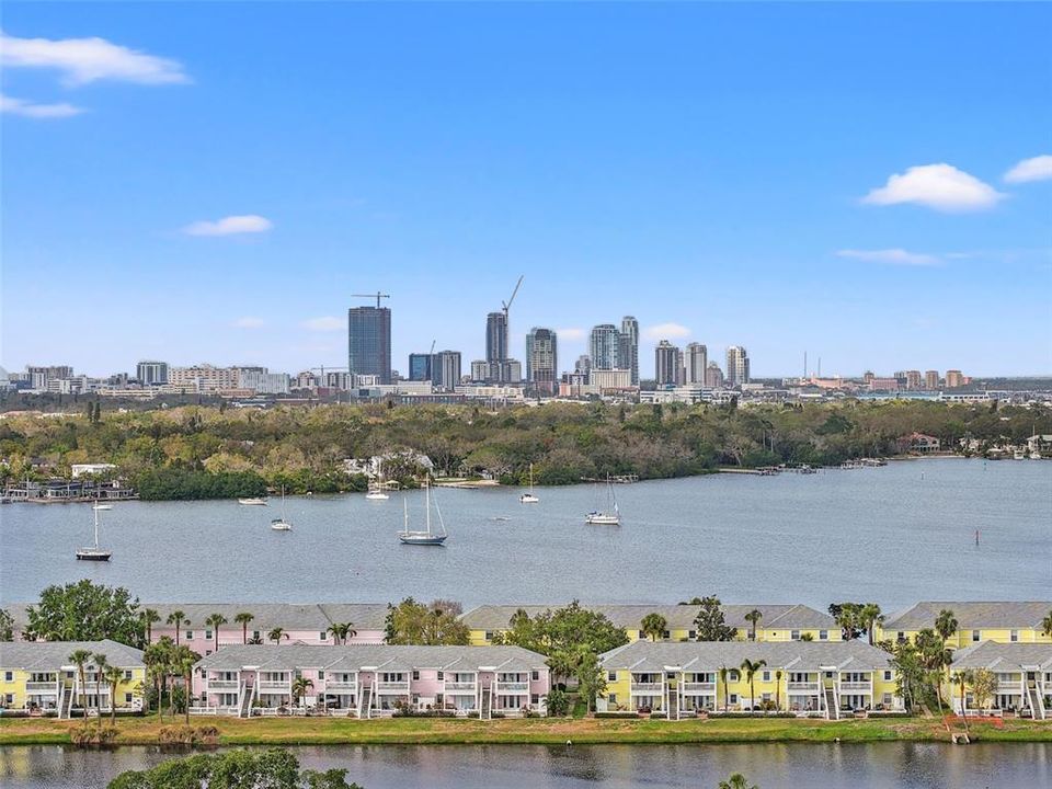 Active With Contract: $1,650 (1 beds, 1 baths, 561 Square Feet)