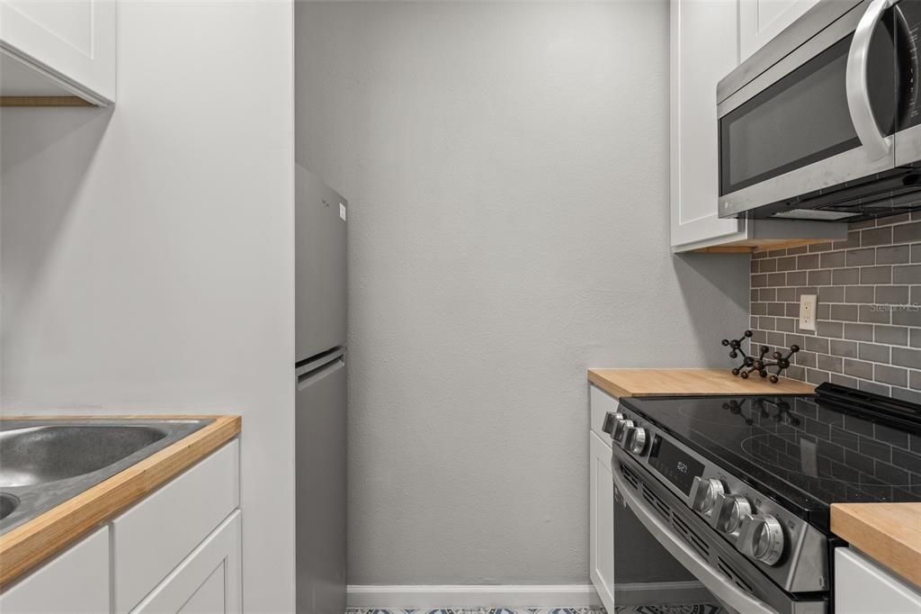 Active With Contract: $1,650 (1 beds, 1 baths, 561 Square Feet)