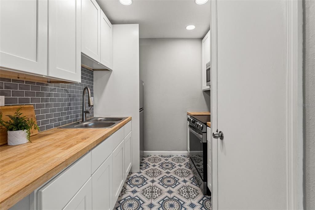 Active With Contract: $1,650 (1 beds, 1 baths, 561 Square Feet)