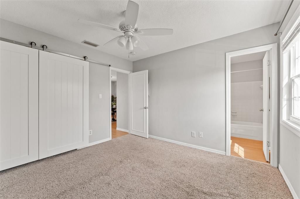 Active With Contract: $1,650 (1 beds, 1 baths, 561 Square Feet)