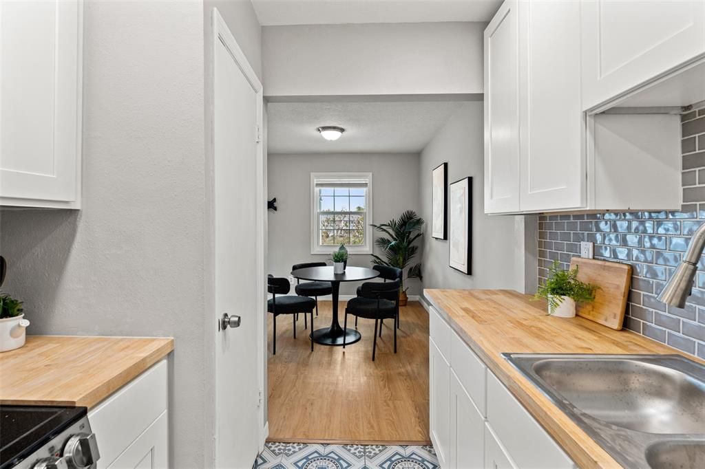 Active With Contract: $1,650 (1 beds, 1 baths, 561 Square Feet)