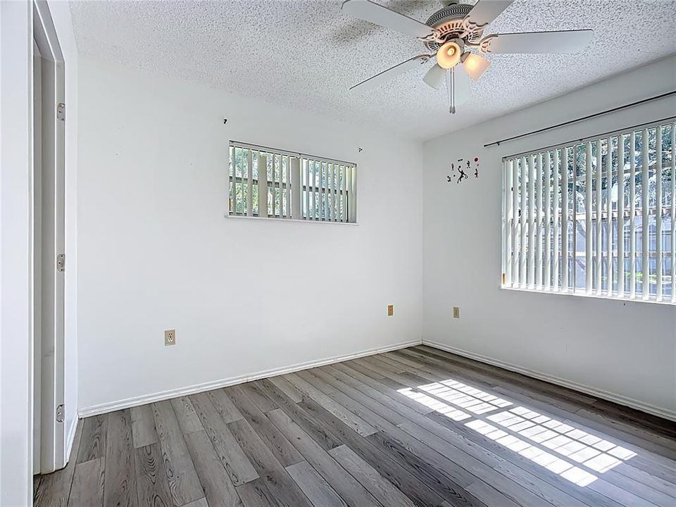 Active With Contract: $209,900 (2 beds, 2 baths, 985 Square Feet)