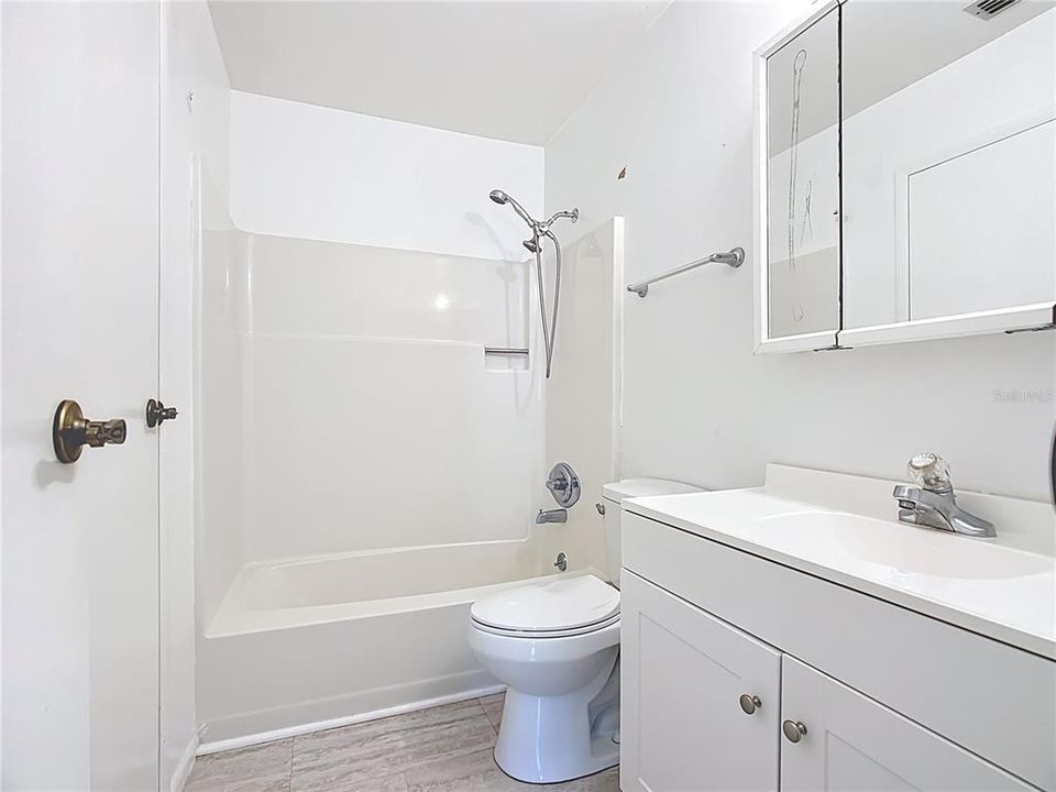 Active With Contract: $209,900 (2 beds, 2 baths, 985 Square Feet)