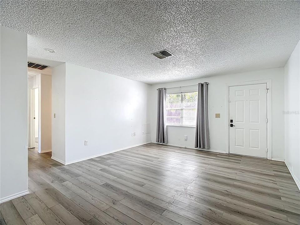 Active With Contract: $209,900 (2 beds, 2 baths, 985 Square Feet)