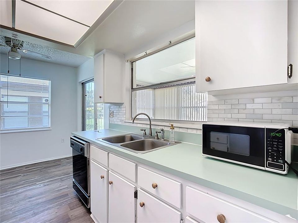 Active With Contract: $209,900 (2 beds, 2 baths, 985 Square Feet)