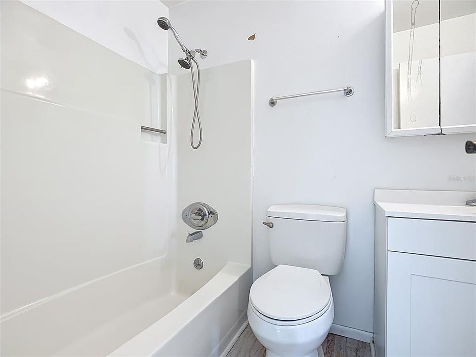 Active With Contract: $209,900 (2 beds, 2 baths, 985 Square Feet)